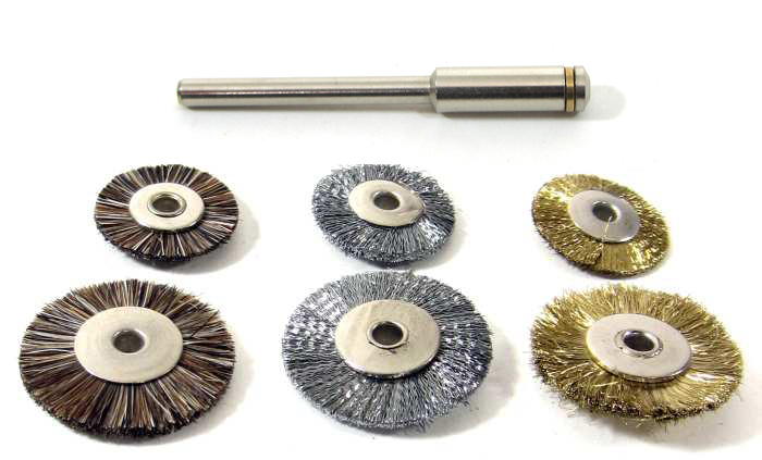 Rotationsbürsten-Set 1 Dieses Set aus 6 Rotationsbürsten und 1 Schaft ist ideal für unterschiedliche Arbeiten geeignet. Die Bürsten lassen sich dank des Schraubverschlusses leicht wechseln.
 
Besteht aus den Art.nr.: 3471-19 und 3426-24 (Rosshaar), 3427-19 und 3427-24 (Messing