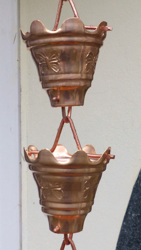 Regenkette (Kupfer) Regenketten (rain chains, kusari-doi) werden in Japan traditionell anstelle von Fallrohren benutzt und verleihen auch Ihrem Garten asiatischen Stil. Diese hochwertige Regenkette besteht aus massivem Kupfer (kein verkupfertes Blech). Ihre 22 Glieder sind e