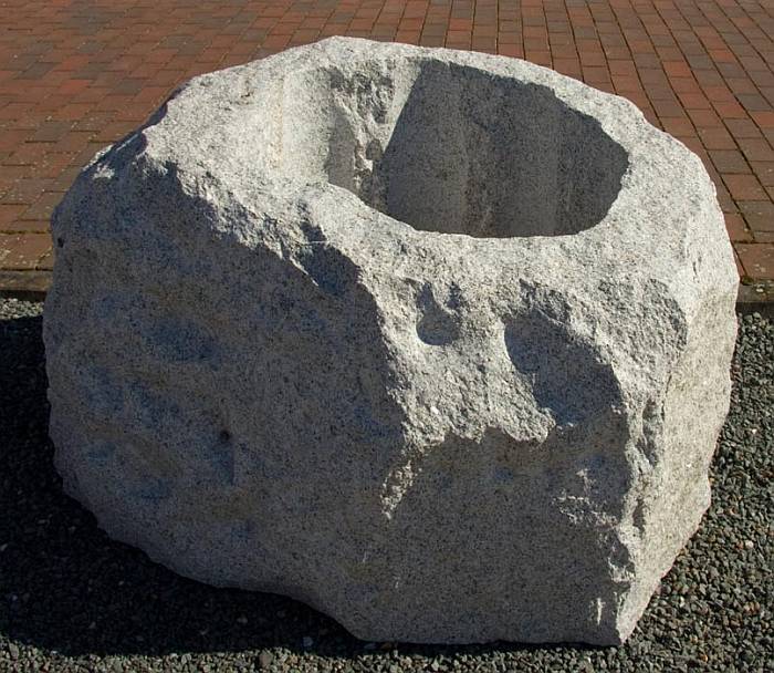 Pflanzgefäß aus massivem Granit.

Innenmaße: ca. 50 x 35 x 35 cm
 
Die Unterseite ist gerade geschnitten; somit kann das Gefäß problemlos z.B. auf einer Terrasse aufgestellt werden.
An der Unterlaufe befinden sich Bohrlöcher (Durchmesser: 5 cm), durch die