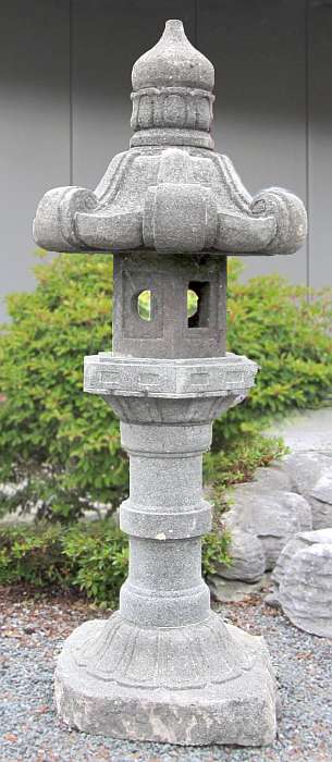 Steinlaterne - Kasuga (110 cm) Diese Steinlaterne aus Lavagestein ist ein handgefertigtes Einzelstück aus Indonesien. Sie ist und besteht aus 6 Teilen.
Höhe: ca. 110 cm
Gewicht ca. 35 kg