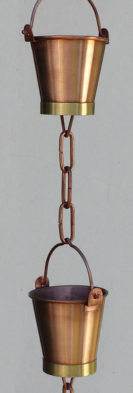 Regenkette (Kupfer) Regenketten (rain chains, kusari-doi) werden in Japan traditionell anstelle von Fallrohren benutzt und verleihen auch Ihrem Garten asiatischen Stil. Diese hochwertige Regenkette besteht aus massivem Kupfer (kein verkupfertes Blech). Ihre 10 Glieder sind e