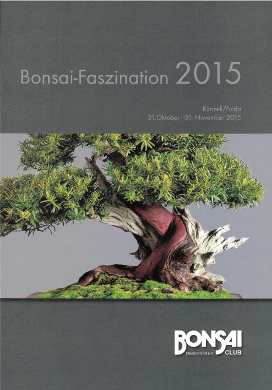 Unter dem Motto "Bonsai mitten in Deutschland" luden der Bonsai-Arbeitskreis Hessische Rhön-Künzell und der Bonsai-Club Deutschland e.V. am 31.10. und 1.11.2015 nach Fulda ein. Das vorliegende Sammlerbuch wurde in limitierter Auflage herausgegeben und zei