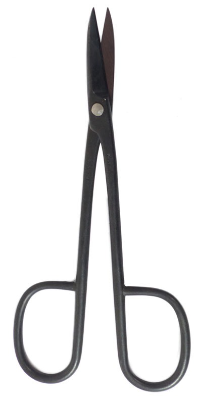 Hochwertige Schere von Masakuni (Japan) für präzisen und feinen Schnitt. Die dünne Spitze erleichtert Arbeiten in dichteren Kronen.

Länge: 180 mm
Gewicht: ca. 90 gr.
Hochwertiger Stahl (S)
