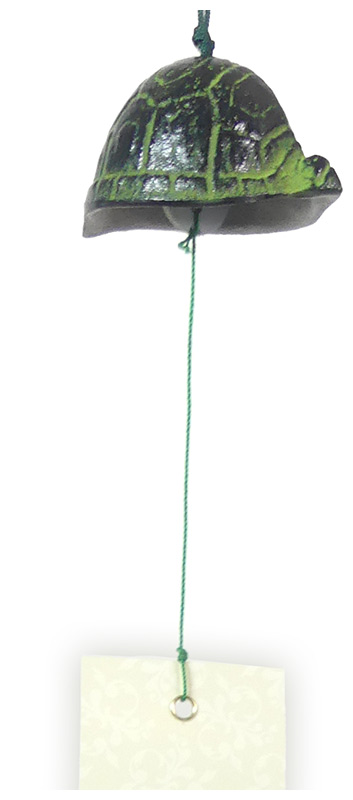 Kleines Windspiel aus grün lackiertem Gußeisen mit einem Glöckchen. Der Wimpel bewegt sich bei Wind und die Glocke erzeugt einen hellen Ton.

Tonbeispiel:
 MP3