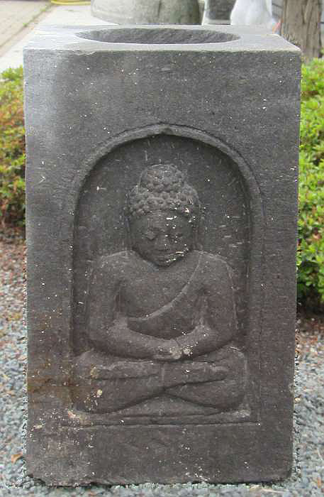 Wasserbecken, Lava Dieses Wasserbecken aus porösem Lavagestein ist ein handgefertigtes Einzelstück aus Indonesien, verziert und .
Durchmesser Becken: 22 cm
Höhe Becken: 16 cm
Höhe: ca. 60 cm
Gewicht ca. 120 kg