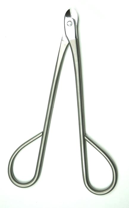 Masakuni Drahtschere (S-Serie, Edelstahl, 220mm) Aus Edelstahl, mit hartverchromter Schneide / Spitze.
Diese Schere aus der S-Serie von Masakuni (Japan) hat eine besondere Eigenschaft: Sie können die Schneiden im geschlossenen Zustand schärfen. Diese Methode gewährleistet ein komfortables Nachschärfen