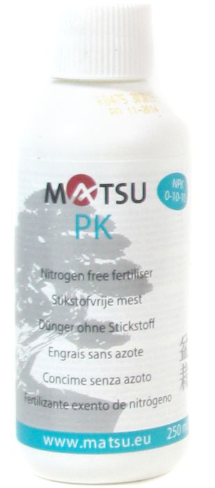 Matsu PK Dünger (250 ml) NPK 0-10-10. 
Dünger ohne Stickstoff, fördert Knospenansatz und Blüte, stärkt den Baum für den Winter, fördert das Stammdickenwachstum und verbessert das Wurzelwachstum.
Zum Angießen und zur Überblattdüngung.
 
Gebrauch:
Bei Schaden durch zuviel Dünger o