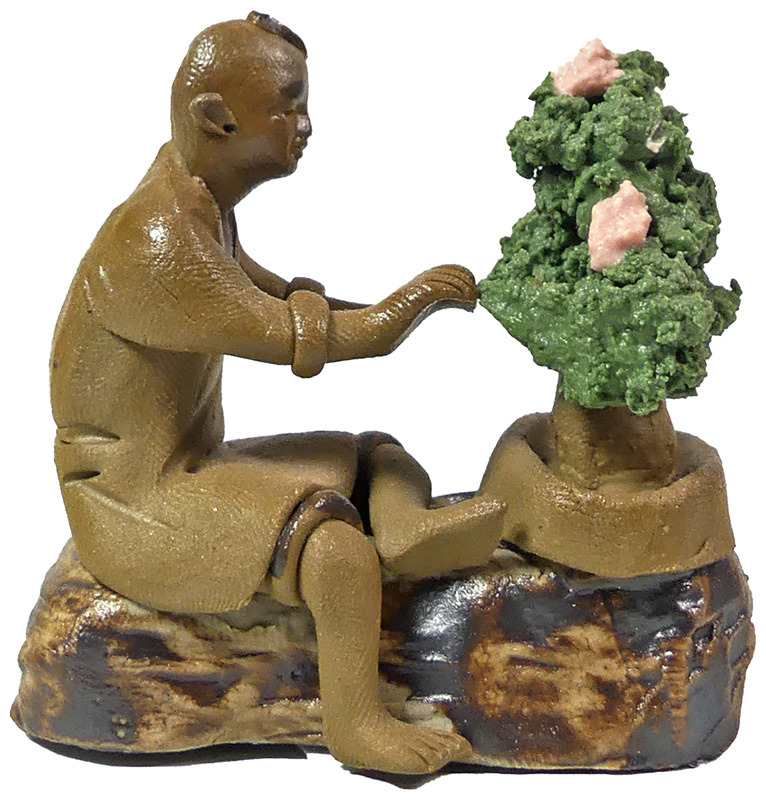 Junge mit Bonsai - 4,5 x 2,5 x 4,5 cm Handbemalte Miniatur aus gebranntem Ton.