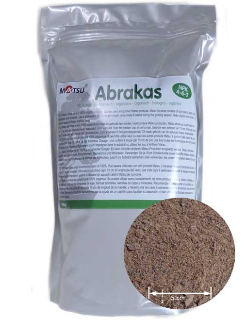 Matsu Abrakas N: 4 - P: 6 - K: 2
100% organischer Dünger aus Japan.
 
Abrakas besteht aus Sojabohnen, Knochenmehl, Rapsschrot und Mineralien.
Dosierung
Verwenden Sie je 10cm Schalenbreite einen Esslöffel Matsu Abrakas, während der Wachstumsperiode einmal alle 6 Woche