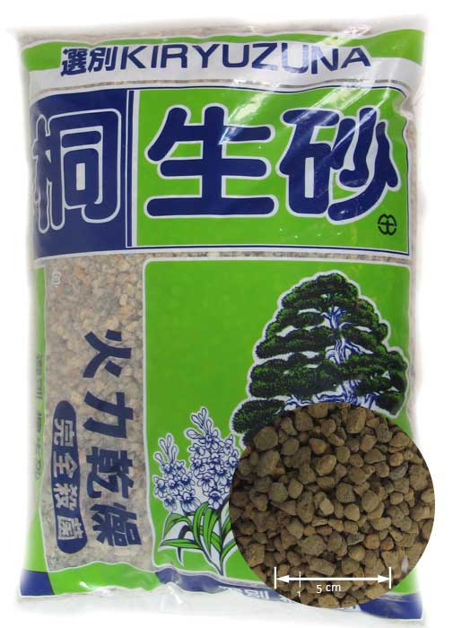 Die japanische Vitaminerde Kiryu ist besonders gut geeignet für Nadelgehölze, als Zuschlagstoff für Mischerden oder pur für geschwächte Nadelgehölze.

Mit dieser Erde fördern Sie merklich das Wachstum Ihres Bonsai. Sie werden begeistert sein.