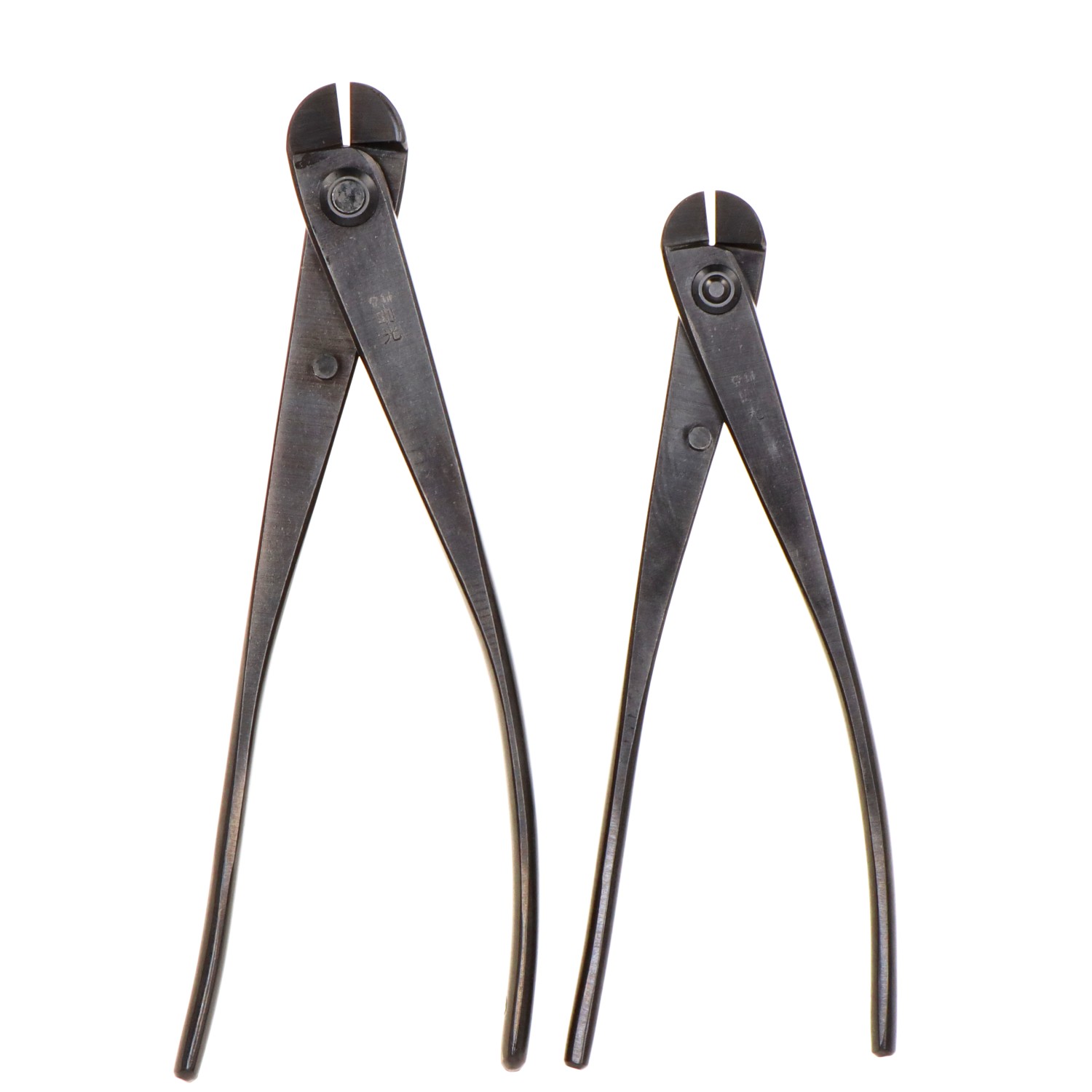 Drahtzange Drahtzange zum Entdrahten der Bonsai. Hiermit läßt sich Bonsai-Draht einfach durchschneiden. Die Spitze der Zange ist abgeflacht, dadurch kann nicht versehentlich in die Rinde geschnitten werden.
Made in Japan.
Länge 1: 180 mm
Länge 2: 200 mm