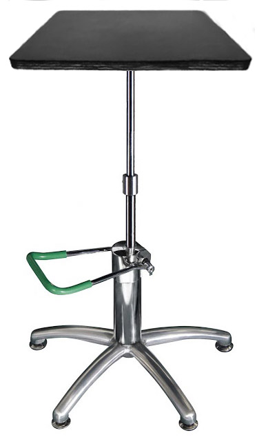 Green-T Plus Arbeitstisch eckig Fuktioneller Metallsockel mit verstellbarer Unterstützung auf 5 Punkten und Hebehydraulikpumpe mit Pedalsteuerung:
- Höhenverstellung: Pumpen des Pedals
- Feststellen: Pedal nach oben
- Absenken: Pedal nach unten drücken
Stufenlos höhenverstellbar von c