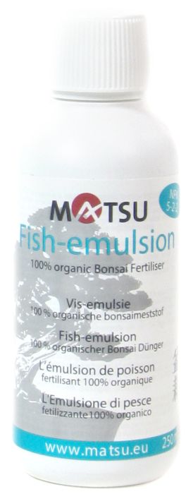 Matsu Fisch-Emulsion (250 ml) NPK 5-2-2.
Fisch-Emulsion ist ein 100% organischer Flüssigdünger für Zimmer- und Freiland-Bonsai, insbesondere Azaleen.
 
Gebrauch: 
Alle 10 bis 14 Tage vom April bis Sommerende 4 ml Dünger pro Liter Wasser. Vor Gebrauch gut schütteln.
