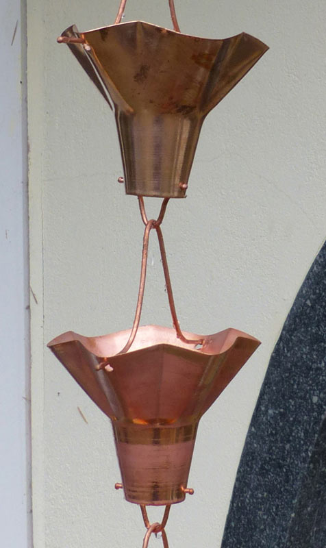 Regenkette (Kupfer) Regenketten (rain chains, kusari-doi) werden in Japan traditionell anstelle von Fallrohren benutzt und verleihen auch Ihrem Garten asiatischen Stil. Diese hochwertige Regenkette besteht aus massivem Kupfer (kein verkupfertes Blech). Ihre 12 Glieder sind e