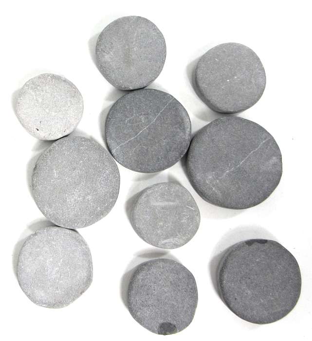 10 flache graue, runde Natursteine verschiedener Größe; ideal, um in Ihrem Zengarten Wege zu legen.

Durchmesser: ca. 3 - 4.5 cm